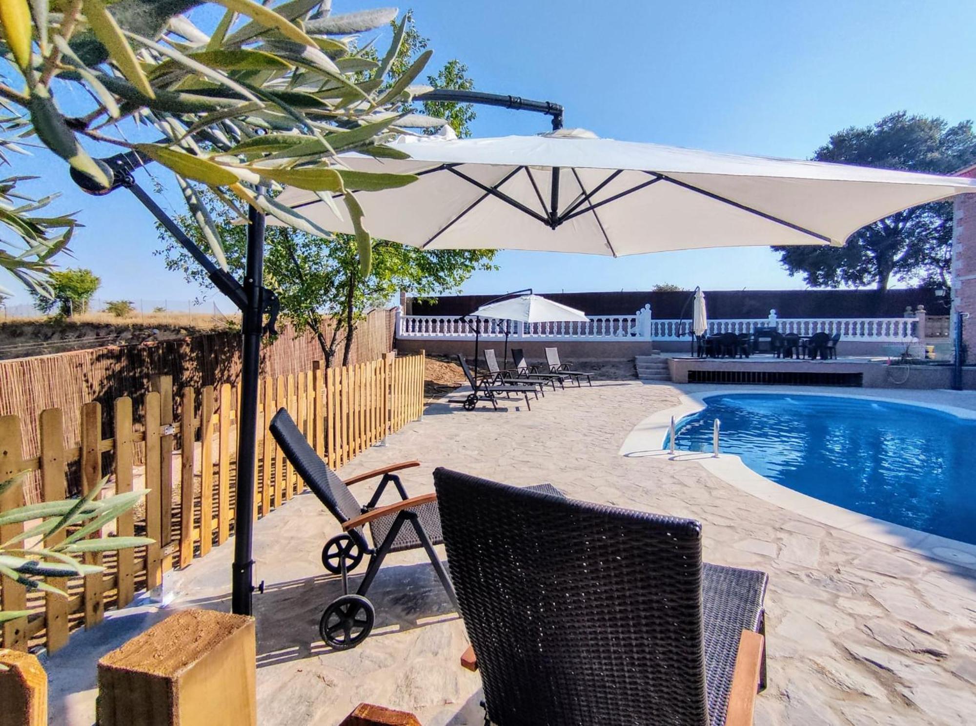 Preciosa Villa Para Grupos Grandes Con Piscina Y Bbq Касаррубиос-дель-Монте Экстерьер фото
